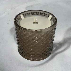 GLOW Heaven Kristal səndəl ətirli şam, 520 qr, 8×8 sm